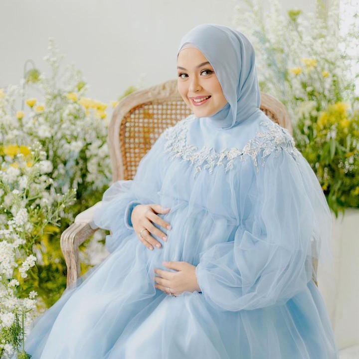 <p>Vebby juga membagikan foto kebersamaannya dengan suami dan anak pertamanya. Ketiganya kompak mengenakan pakaian serba biru muda. Apa ini menandakan jenis kelamin anak kedua Vebby ya? (Foto: Instagram @vebbypalwinta)</p>