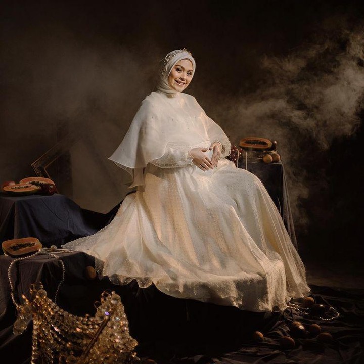 <p>Artis Vebby Palwinta juga memilih gaun putih untuk <em>maternity shoot</em> kehamilan keduanya. Vebby memilih untuk mengabadikan kehamilannya ini di indoor alias studio foto. (Foto: Instagram @vebbypalwinta)</p>