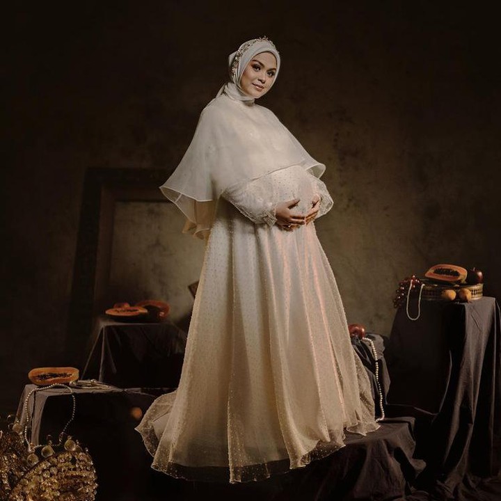 <p>Artis Vebby Palwinta melakukan maternity shoot jelang melahirkan anak keduanya, Bunda. Vebby juga memilih studio untuk pengambilan gambar. Wanita 26 tahun ini mengenakan gaun putih dengan latar yang didominasi warna cokelat. (Foto: Instagram @vebbypalwinta)</p>