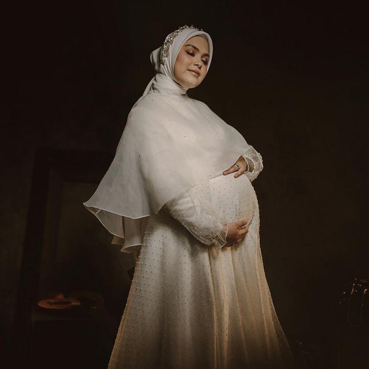 <p>Vebby terlihat anggun mengenakan gaun putih yang memperlihatkan <em>baby bump</em> kehamilan keduanya. (Foto: Instagram @vebbypalwinta)</p>
