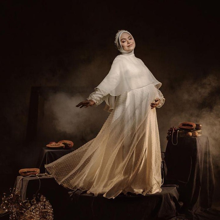 <p>Selama hamil anak kedua, Vebby memang kerap mengunggah potret baby bump-nya. Ia juga sering membagikan gaya berbusana atau OOTD selama hamil. (Foto: Instagram @vebbypalwinta)</p>