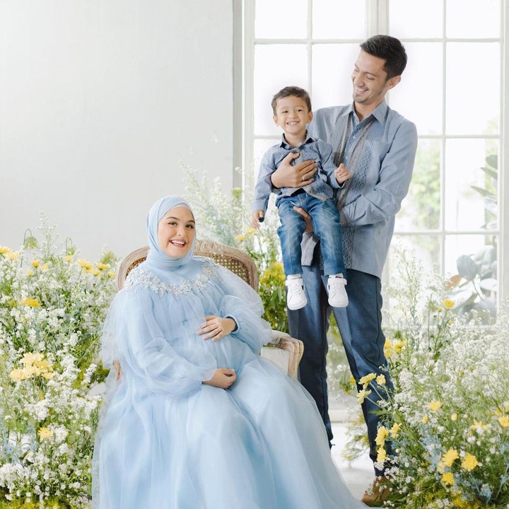 <p>Vebby juga membagikan foto kebersamaannya dengan suami dan anak pertamanya. Ketiganya kompak mengenakan pakaian serba biru muda. Apa ini menandakan jenis kelamin anak kedua Vebby ya? (Foto: Instagram @vebbypalwinta)</p>