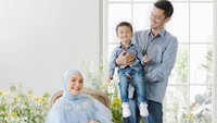 <p>Vebby juga membagikan foto kebersamaannya dengan suami dan anak pertamanya. Ketiganya kompak mengenakan pakaian serba biru muda. Apa ini menandakan jenis kelamin anak kedua Vebby ya? (Foto: Instagram @vebbypalwinta)</p>
