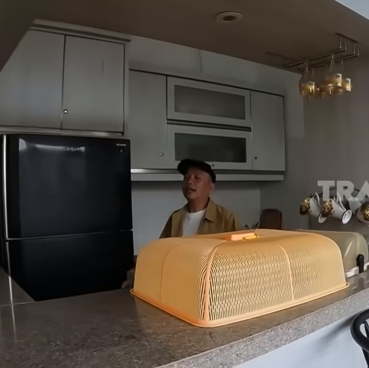 <p>Berikut bagian dapur yang dibuat terbuka, Bunda. Dari sini bisa melihat pemandangan dari luar secara langsung, lho. (Foto: Instagram @TRANS7 OFFICIAL)<br /><br /><br /></p>