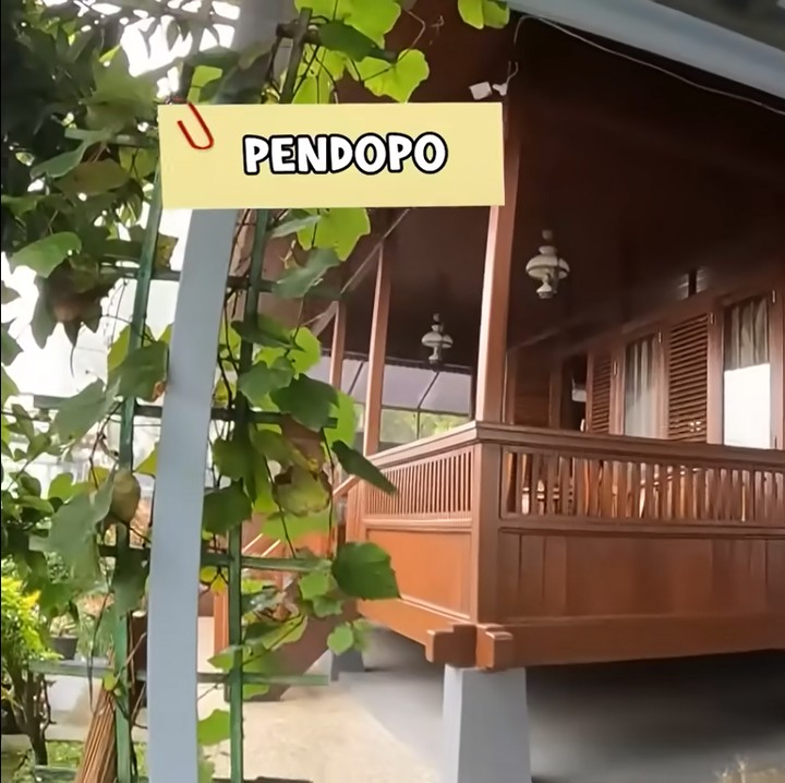 <p>Selanjutnya, di luar bangunan utama terdapat satu gazebo. Jadi jika ia datang bersama keluarga dan tamu, maka para tamu akan menggunakan gazebo tersebut. (Foto: Instagram @TRANS7 OFFICIAL)<br /><br /><br /></p>