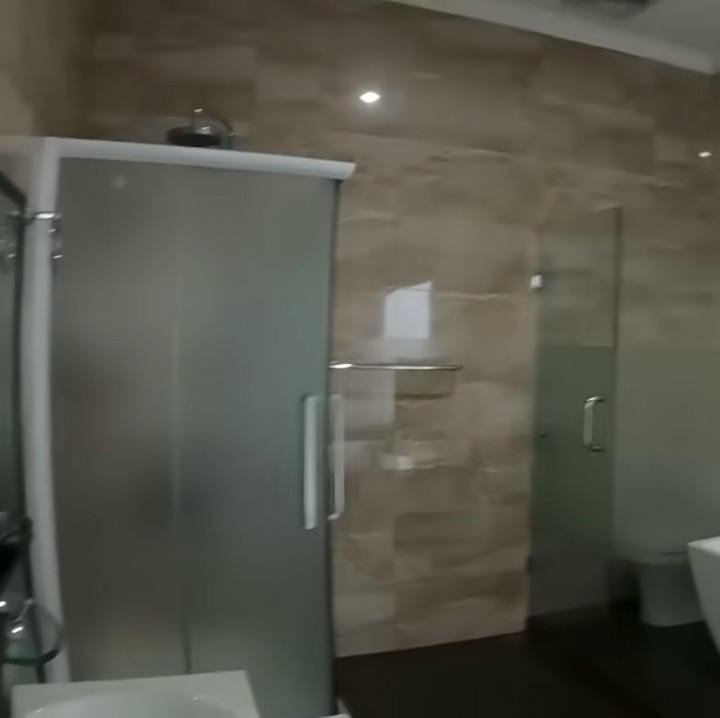 <p>Nah berikut penampakan kamar mandi di vila Ayu Ting Ting. Dari semua bagian vila yang ia tunjukkan, mana yang menjadi spot favorit Bunda? (Foto: Instagram @TRANS7 OFFICIAL)</p>