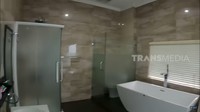 <p>Nah berikut penampakan kamar mandi di&nbsp;vila Ayu Ting Ting. Dari semua bagian&nbsp;vila yang ia tunjukkan, mana yang menjadi spot favorit Bunda? (Foto: Instagram @TRANS7 OFFICIAL)</p>