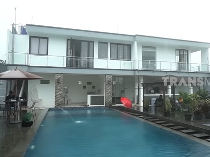 7 Potret Vila Ayu Ting Ting di Puncak yang Jarang Diperlihatkan ke Publik