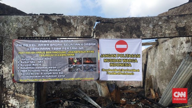 Warga RT 12/RW 09, Kelurahan Rawa Badak Selatan memasang spanduk yang meminta peristiwa kebakaran Depo Pertamina Plumpang, Jakarta Utara, tidak dipolitisasi.