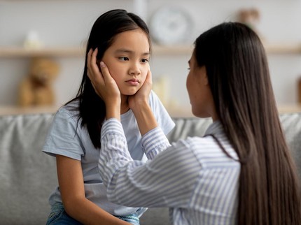 7 Ciri Orang Tua Hanya Hadir secara Fisik tapi Tidak secara Emosional di Kehidupan Anak