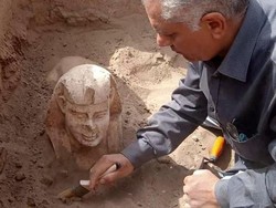 Arkeolog Temukan Patung Sphinx Tersenyum di Mesir