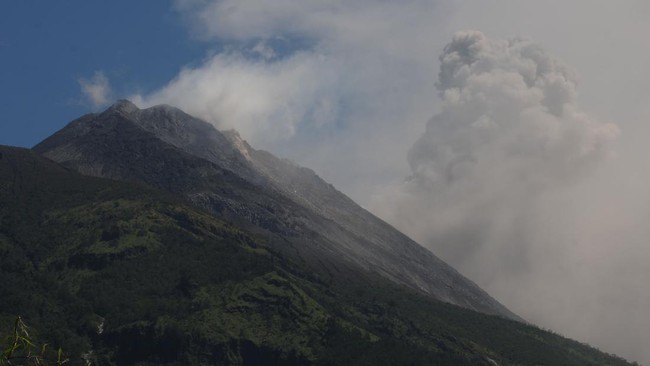 Sejumlah potensi bahaya masih dimiliki Gunung Merapi usai rangkaian erupsi sejak Sabtu (11/3) siang.