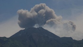 Gunung Ibu Maluku Utara Erupsi, Lontarkan Abu Vulkanik