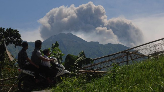 Abu vulkanik hasil erupsi Gunung Merapi menyebar hingga Kabupaten Wonosobo.