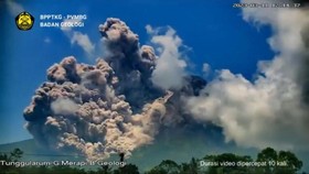 VIDEO: Detik-detik Erupsi Merapi Memuntahkan Awan Panas