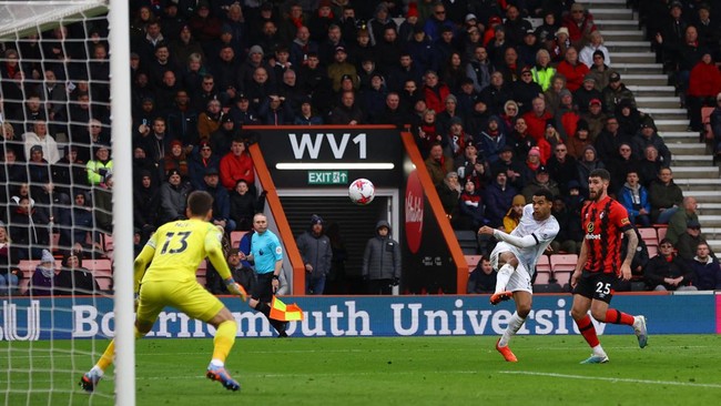 Liverpool menelan kekalahan mengejutkan saat menghadapi Bournemouth. Berikut klasemen Liga Inggris usai laga yang digelar Sabtu (11/3).