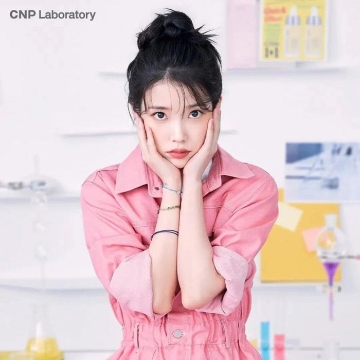 'Bun hair' menjadi gaya rambut favorit penggemar IU berdasarkan polling yang diadakan oleh Allkpop. Ragam pesona mulai dari anggun, cantik, imut, manis, hingga segar dari IU dalam tatanan rambut sanggul siap mencuri atensi Beauties./ Foto: allkpop.com