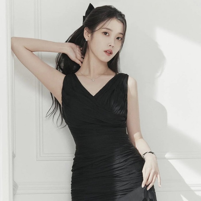 Dalam berbagai kesempatan, IU juga memberikan kesan manis dalam aura anggunnya dengan menata rambut hitam panjangnya dengan gaya half-ponytail seperti pada hasil pemotretan bersama J.ESTINA belum lama ini./ Foto: allkpop.com