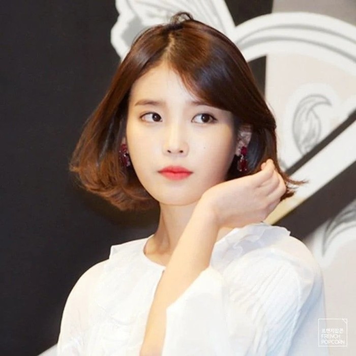 Disamping seluruh gaya rambut dengan potongan panjang, IU ternyata juga cocok tampil dengan gaya rambut 'Bob hair'. Rambut pendek yang membingkai proporsi wajahnya yang kecil sukses membentuk ilusi visual tidak nyata bak boneka./ Foto: allkpop.com