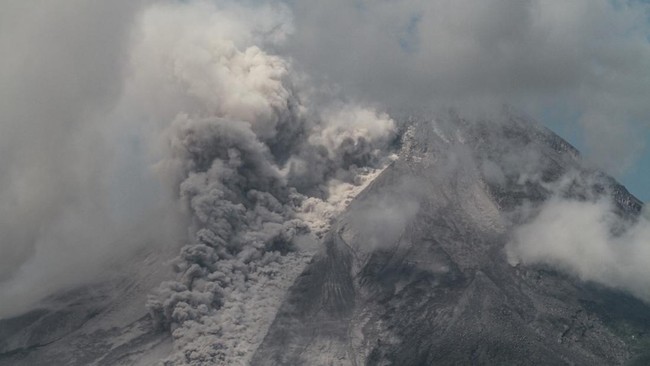 Status Gunung Merapi masih Siaga atau Level III meski mengalami erupsi efusif sejak Sabtu (11/3) hingga sore.