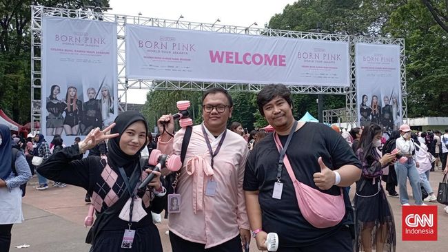 Fan atau BLINK tampil maksimal demi bertemu BLACKPINK saat konser di GBK, seperti mengenakan hanbok hingga berias tiga jam. 