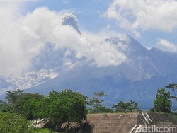 Gunung Merapi Erupsi Luncurkan Awan Panas ke Kali Bebeng-Hujan Abu