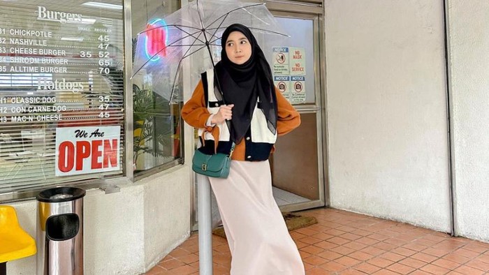 img-title Inspirasi Tampil Anggun dengan Rok Hijab untuk ke Kantor Saat Musim Hujan