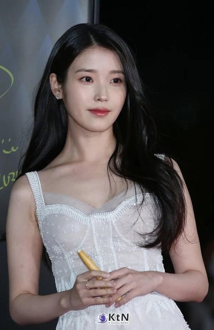 IU sukses menjadi solois Korea yang kariernya masih bersinar di tahun debut ke-15. Kini sang aktris telah menunjukkan sisi dewasa dengan memancarkan keanggunan dengan gaya rambut panjang bewarna hitam legam./ Foto: allkpop.com
