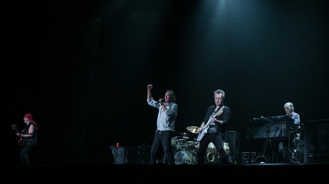 FOTO: Nonton Konser Deep Purple dan God Bless di Solo