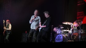 FOTO: Nonton Konser Deep Purple dan God Bless di Solo
