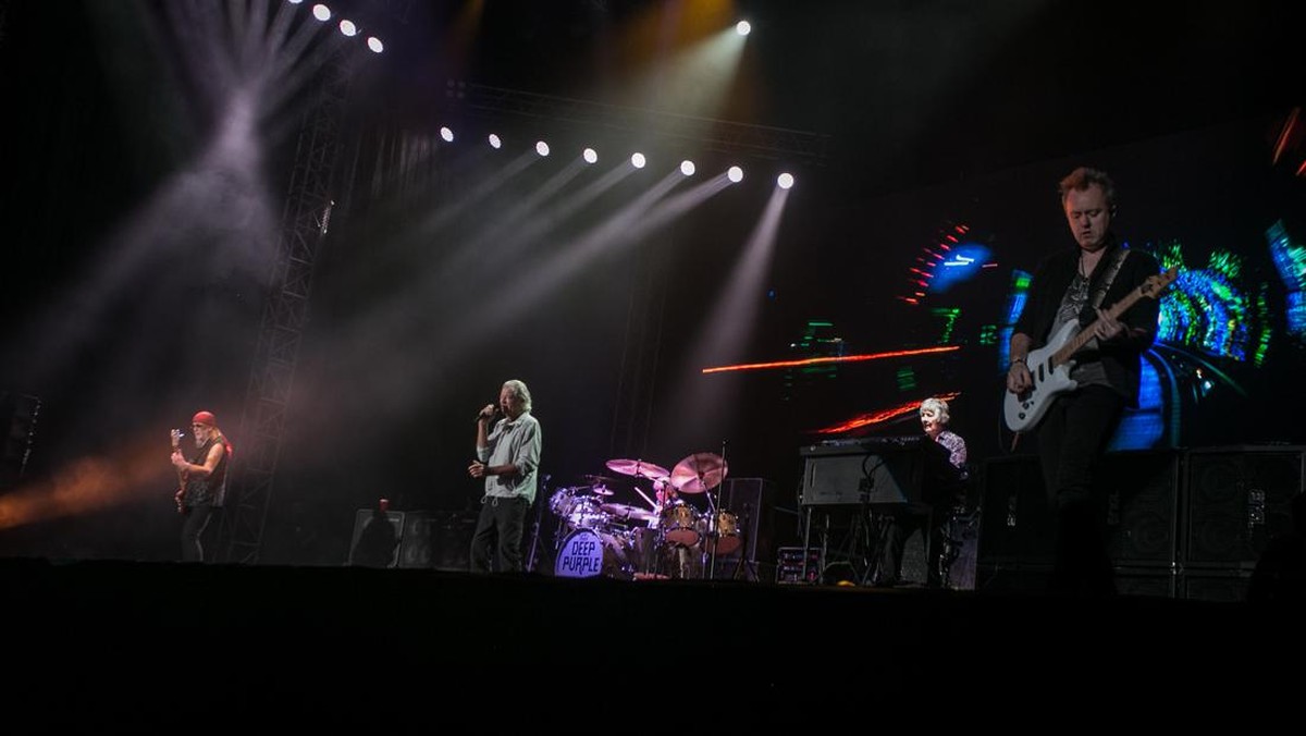 FOTO: Nonton Konser Deep Purple dan God Bless di Solo