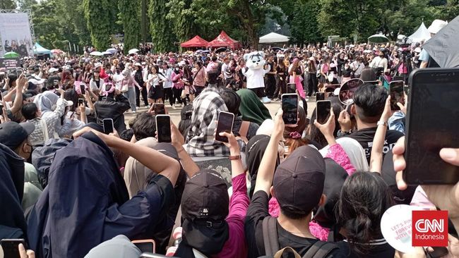 Fan asik berjoget dengan Krunk lewat Random Play Dance sebelum bersenang-senang dalam konser BLACKPINK di GBK, Sabtu (11/3). 