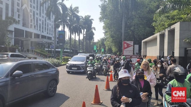 Mengendarai sepeda motor merupakan pekerjaan yang berat dan perlu konsentrasi penuh.
