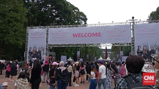BLINK membanjiri GBK dengan atribut hitam dan merah muda jelang hari pertama konser BLACKPINK, Sabtu (11/3). 