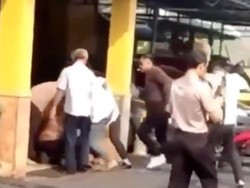 Momen Penyergapan Pria Bergolok Penyerang Polsek Cipayung