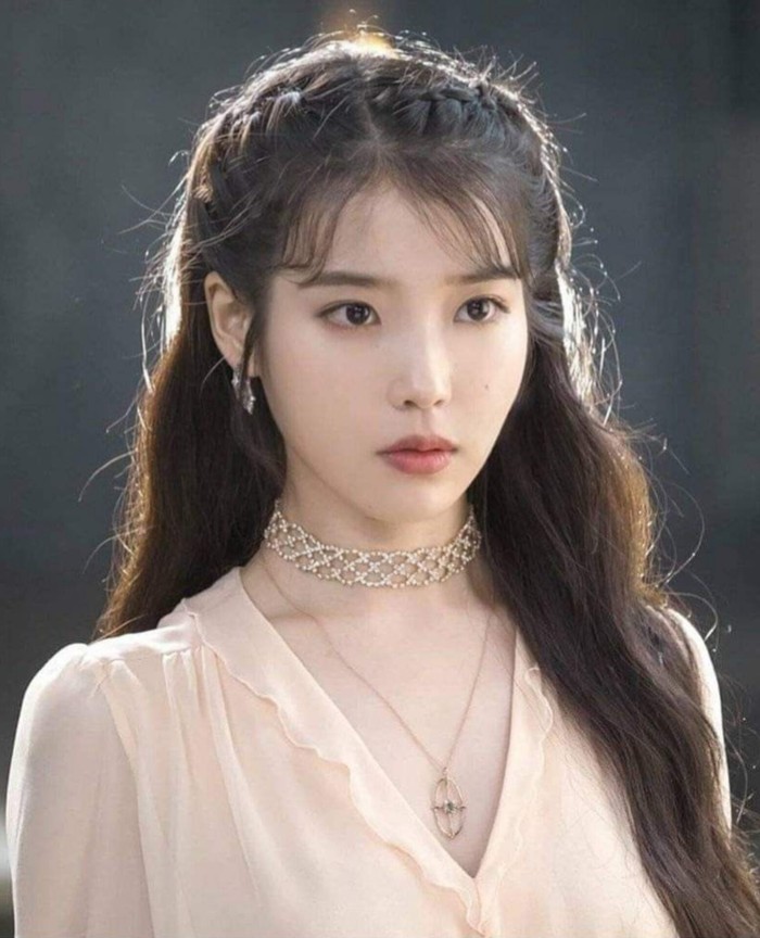 Penampilan IU dalam drama 'Hotel The Luna' menuai banyak pujian karena tatanan rambut 'Princess hairstyle' yang cantik. Ditunjang dengan setelan pakaian anggun dan mewah, sang idol-aktris tersebut terlihat seperti putri kerajaan./ Foto: allkpop.com