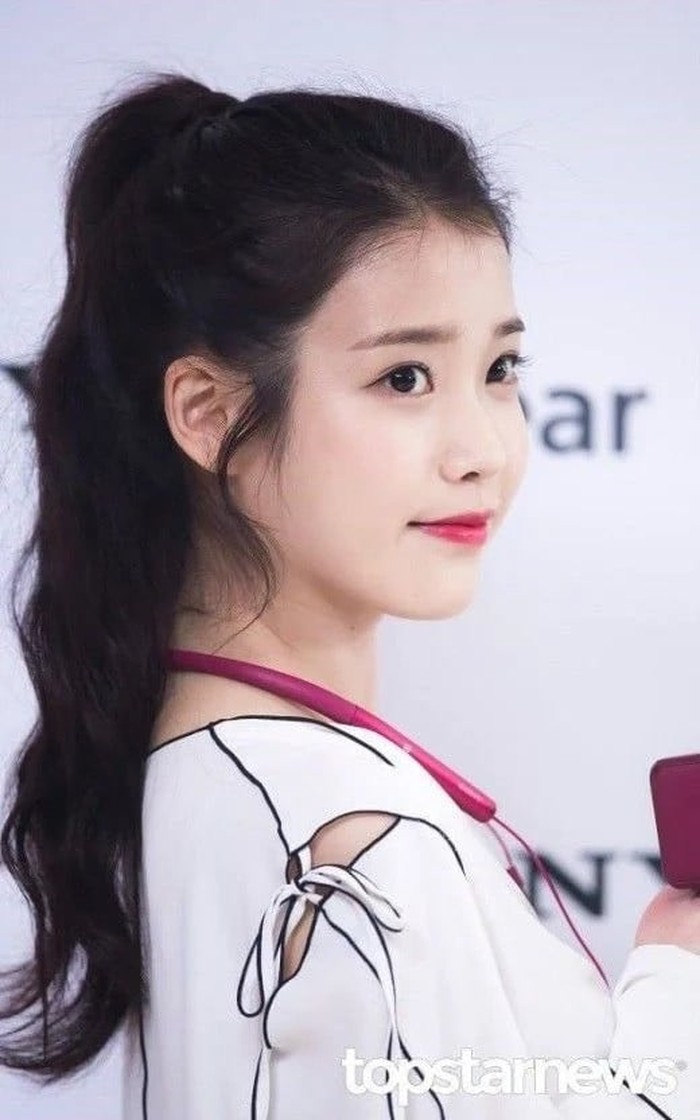 Penggemar juga merasa penampilan idol yang akan segera merilis single baru dalam waktu dekat ini tak kalah memesona dengan gaya rambut 'Ponytail'. Kecantikan alami IU semakin memancar dengan beberapa helaian yang dibiarkan menjuntai./ Foto: allkpop.com