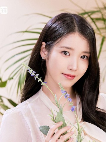 Pancarkan Aura Imut hingga Anggun, Intip Transformasi Gaya Rambut IU Sepanjang Kariernya