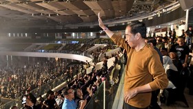 Momen Ganjar Izin Beda 'Jalan' dengan Jokowi Nikmati Deep Purple
