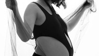 <p>Di potret lainnya, Rinni mengunggah foto hitam putih yang kembali memperlihatkan baby bump kehamilannya. Banyak netizen memuji kecantikan Rinni di potret ini, Bunda. (Foto: Instagram @rinni_w)</p>