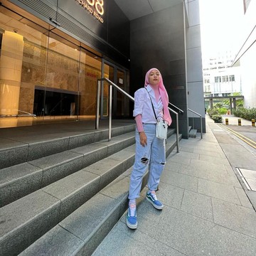 img-title Gaya Hijabers Tomboi ala Tantri Kotak yang Bisa Kamu Tiru untuk Bukber Bareng Bestie