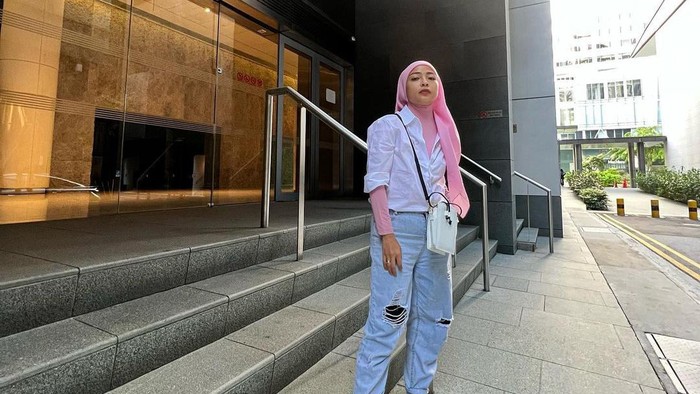 img-title Gaya Hijabers Tomboi ala Tantri Kotak yang Bisa Kamu Tiru untuk Bukber Bareng Bestie