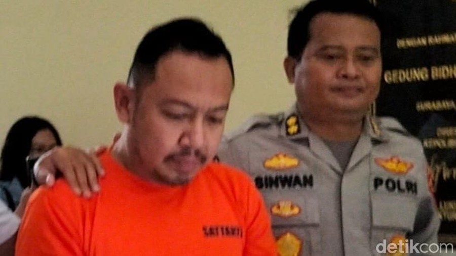 Wahyu Kenzo itu siapa? Crazy Rich Surabaya Wahyu Kenzo ditangkap polisi. Wahyu Kenzo terjerat kasus penipuan robot trading ATG yang sebabkan kerugian 9 triliun.