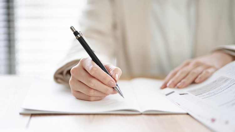 1390194789 Hands of an Asian woman studying in a coworking space