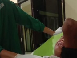 Viral Bocah SD di Blitar Meronta Kesakitan Dibacok Teman Saat Main Bola