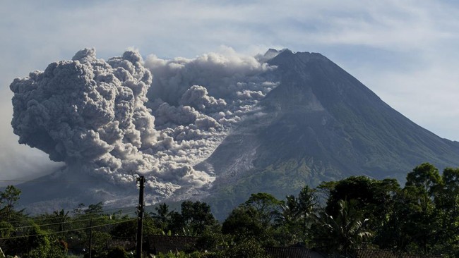 Balai Penyelidikan dan Pengembangan Teknologi Kebencanaan Geologi (BPPTKG) meminta masyarakat mewaspadai dampak dari abu vulkanik dari Gunung Merapi.