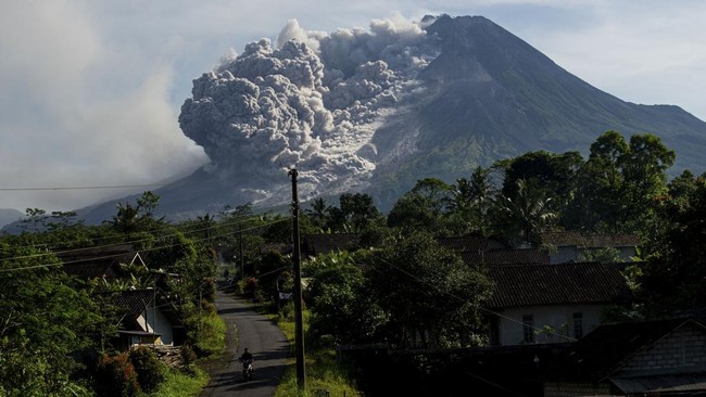 Gunung Merapi dilaporkan mengeluarkan awan panas guguran sebanyak tujuh kali dengan jarak luncur terjauh mencapai 3.500 meter.
