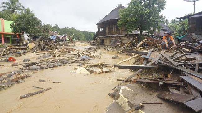 Setidaknya delapan wilayah desa tersebar di tiga kecamatan di Kabupaten Sumbawa, Nusa Tenggara Barat terdampak banjir bandang, Selasa (4/4) petang.