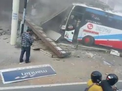 Rem Blong, Bus Tentrem Tabrak Kantor dan Motor di Probolinggo