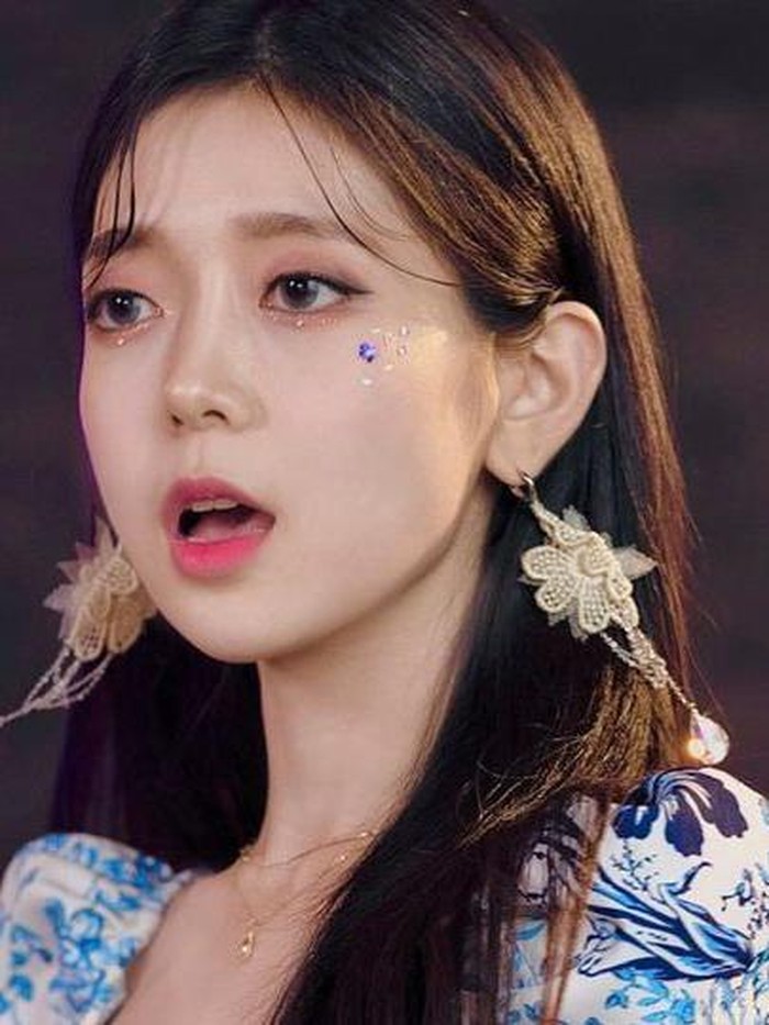 Dojin menjadi perhatian setelah wawancaranya dengan Naver yang berisi pengalamannya selama menjadi trainee hingga berhasil debut./ foto: instagram.com/jin_dozin